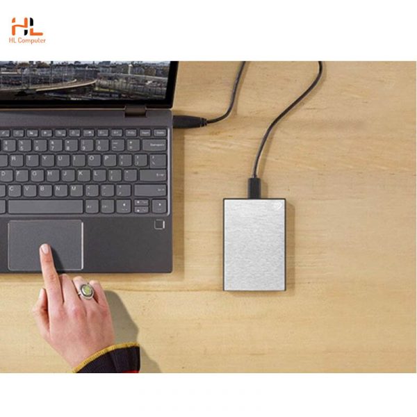 Đặc điểm nổi bật Ổ cứng di động Seagate One Touch HDD 1 TB sẽ mang đến cho bạn một giải pháp lưu trữ linh động mọi lúc mọi nơi. Với dung lượng lớn và tốc độ đọc/ghi cao, việc truyền các tệp lớn hay sao lưu dữ liệu cá nhân của bạn sẽ không bao giờ bị chậm trễ. Dung lượng khủng trong một thân hình nhỏ Ổ cứng ngoài HDD SEAGATE One Touch - 1TB USB 3.0 Như tên gọi, ổ cứng di động Seagate One Touch HDD 1 TB cung cấp dung lượng lưu trữ lên tới 1TB. Tuy nhiên, sản phẩm này có kích cỡ nhỏ hơn cả một điện thoại thông minh hiện đại. Kết hợp với trọng lượng siêu nhẹ, người dùng có thể dễ dàng mang đi và sử dụng ổ cứng ở bất cứ đâu. Kích thước nhỏ gọn trong lòng bàn tay cũng giúp việc cầm, bảo quản thiết bị trở nên đơn giản hơn bao giờ hết. Giữ nội dung của bạn bên mình để nội dung luôn sẵn sàng truy cập bất cứ khi nào bạn cần. Hiệu suất siêu nhanh HDD SEAGATE One Touch - 1TB USB 3.0 1 Ổ cứng di động Seagate One Touch HDD 1 TB có thể sao lưu các tệp tin và di chuyển dữ liệu của bạn mà không mất nhiều thời gian để giúp người dùng không phải chờ đợi di chuyển dữ liệu và cải thiện hiệu suất làm việc. Ngoài ra, đây là một sản phẩm của Seagate nên nó sẽ hoạt động với các công cụ Seagate Toolkit để giúp việc sao lưu và bảo vệ dữ liệu trở nên đơn giản hơn nhiều. Không chỉ là một thiết bị lưu trữ HDD SEAGATE One Touch - 1TB USB 3.0 2 Vẻ ngoài sang trọng của Seagate One Touch HDD 1 TB có thể khiến bạn không nghĩ nó là một chiếc ổ cứng. Bên ngoài, sản phẩm được hoàn thiện bằng lớp vỏ nhôm Aluminum vân xước rất cao cấp, chống trầy xước và va đập hiệu quả. Ngoài ra, One Touch còn có rất nhiều tuỳ chọn màu sắc thanh lịch cho người dùng lựa chọn. Tương thích dễ dàng HDD SEAGATE One Touch - 1TB USB 3.0 234 Ổ cứng Seagate One Touch HDD 1 TB hỗ trợ chuẩn exFat. Điều đó có nghĩa là sản phẩm sẽ kết nối và hoạt động hoàn hảo với mọi thiết bị chạy hệ điều hành Windows và macOS. Không cần định dạng lại ổ cứng khi sử dụng với bất kỳ nền tảng nào. Đó chính là cách mà Seagate giúp dữ liệu của người dùng luôn được bảo vệ một cách an toàn. Quà tặng phần mềm đến 140 USD Khi mua sản phẩm Seagate One Touch HDD, bạn sẽ được tặng kèm tài khoản sử dụng phần mềm quản lý hình ảnh Mylio 1 năm (99 USD) và phần mềm chỉnh sửa hình ảnh Adobe Creative Cloud (Photoshop, Lightroom) 4 tháng (39 USD). Các phần mềm hỗ trợ tối đa cho công việc sáng tạo và giải trí của bạn. Seagate cũng tặng kèm tài khoản sử dụng phần mềm quản lý hình ảnh Mylio (1 năm), phần mềm chỉnh sửa hình ảnh Adobe Photoshop + Lightroom (4 tháng) để hỗ trợ công việc sáng tạo và giải trí khi bạn mua chiếc ổ cứng này. Dịch vụ Khôi phục Dữ liệu miễn phí độc quyền từ Seagate Khi sở hữu Seagate One Touch HDD, bạn không cần lo ngại về tình trạng mất dữ liệu vì thiết bị này đã được ưu ái cung cấp dịch vụ phục hồi dữ liệu - Rescue Data Recovery Services trong 3 năm. Đây là một dịch vụ vô cùng cao cấp của nhà Seagate giúp dữ liệu của bạn sẽ được bảo vệ an toàn. Nếu ổ cứng của bạn gặp hỏng hóc giải pháp này sẽ giúp bạn khôi phục dữ liệu của bạn mà không mất thêm phí. HDD SEAGATE One Touch - 1TB USB 3.0 1