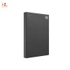 Đặc điểm nổi bật Ổ cứng di động Seagate One Touch HDD 1 TB sẽ mang đến cho bạn một giải pháp lưu trữ linh động mọi lúc mọi nơi. Với dung lượng lớn và tốc độ đọc/ghi cao, việc truyền các tệp lớn hay sao lưu dữ liệu cá nhân của bạn sẽ không bao giờ bị chậm trễ. Dung lượng khủng trong một thân hình nhỏ Ổ cứng ngoài HDD SEAGATE One Touch - 1TB USB 3.0 Như tên gọi, ổ cứng di động Seagate One Touch HDD 1 TB cung cấp dung lượng lưu trữ lên tới 1TB. Tuy nhiên, sản phẩm này có kích cỡ nhỏ hơn cả một điện thoại thông minh hiện đại. Kết hợp với trọng lượng siêu nhẹ, người dùng có thể dễ dàng mang đi và sử dụng ổ cứng ở bất cứ đâu. Kích thước nhỏ gọn trong lòng bàn tay cũng giúp việc cầm, bảo quản thiết bị trở nên đơn giản hơn bao giờ hết. Giữ nội dung của bạn bên mình để nội dung luôn sẵn sàng truy cập bất cứ khi nào bạn cần. Hiệu suất siêu nhanh HDD SEAGATE One Touch - 1TB USB 3.0 1 Ổ cứng di động Seagate One Touch HDD 1 TB có thể sao lưu các tệp tin và di chuyển dữ liệu của bạn mà không mất nhiều thời gian để giúp người dùng không phải chờ đợi di chuyển dữ liệu và cải thiện hiệu suất làm việc. Ngoài ra, đây là một sản phẩm của Seagate nên nó sẽ hoạt động với các công cụ Seagate Toolkit để giúp việc sao lưu và bảo vệ dữ liệu trở nên đơn giản hơn nhiều. Không chỉ là một thiết bị lưu trữ HDD SEAGATE One Touch - 1TB USB 3.0 2 Vẻ ngoài sang trọng của Seagate One Touch HDD 1 TB có thể khiến bạn không nghĩ nó là một chiếc ổ cứng. Bên ngoài, sản phẩm được hoàn thiện bằng lớp vỏ nhôm Aluminum vân xước rất cao cấp, chống trầy xước và va đập hiệu quả. Ngoài ra, One Touch còn có rất nhiều tuỳ chọn màu sắc thanh lịch cho người dùng lựa chọn. Tương thích dễ dàng HDD SEAGATE One Touch - 1TB USB 3.0 234 Ổ cứng Seagate One Touch HDD 1 TB hỗ trợ chuẩn exFat. Điều đó có nghĩa là sản phẩm sẽ kết nối và hoạt động hoàn hảo với mọi thiết bị chạy hệ điều hành Windows và macOS. Không cần định dạng lại ổ cứng khi sử dụng với bất kỳ nền tảng nào. Đó chính là cách mà Seagate giúp dữ liệu của người dùng luôn được bảo vệ một cách an toàn. Quà tặng phần mềm đến 140 USD Khi mua sản phẩm Seagate One Touch HDD, bạn sẽ được tặng kèm tài khoản sử dụng phần mềm quản lý hình ảnh Mylio 1 năm (99 USD) và phần mềm chỉnh sửa hình ảnh Adobe Creative Cloud (Photoshop, Lightroom) 4 tháng (39 USD). Các phần mềm hỗ trợ tối đa cho công việc sáng tạo và giải trí của bạn. Seagate cũng tặng kèm tài khoản sử dụng phần mềm quản lý hình ảnh Mylio (1 năm), phần mềm chỉnh sửa hình ảnh Adobe Photoshop + Lightroom (4 tháng) để hỗ trợ công việc sáng tạo và giải trí khi bạn mua chiếc ổ cứng này. Dịch vụ Khôi phục Dữ liệu miễn phí độc quyền từ Seagate Khi sở hữu Seagate One Touch HDD, bạn không cần lo ngại về tình trạng mất dữ liệu vì thiết bị này đã được ưu ái cung cấp dịch vụ phục hồi dữ liệu - Rescue Data Recovery Services trong 3 năm. Đây là một dịch vụ vô cùng cao cấp của nhà Seagate giúp dữ liệu của bạn sẽ được bảo vệ an toàn. Nếu ổ cứng của bạn gặp hỏng hóc giải pháp này sẽ giúp bạn khôi phục dữ liệu của bạn mà không mất thêm phí. HDD SEAGATE One Touch - 1TB USB 3.0 1